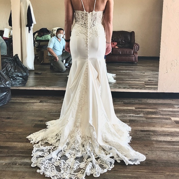 Stunning Pre-Owned Allure Bridals Wedding Gown - Ivory/Nude Lining, Size 10 - Picture 12 of 15